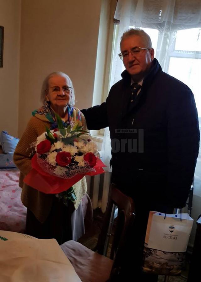 Singurul „Cetățean de onoare” centenar al Sucevei, Lucea Bohatereț, în vârstă de 101 ani, a primit vizita primarului Ion Lungu, în noul an