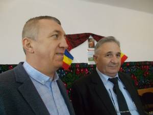 Primarul comunei Moara, Eduard Dziminschi, şi autorul monografiei „rădăcinilor” Vornicenilor Mari, Alexandru I. Cozaciuc-Hogea