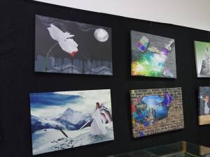 Momente emoţionante la expoziţia de grafică digitală „Îngeri pentru înger”, la Biblioteca Bucovinei