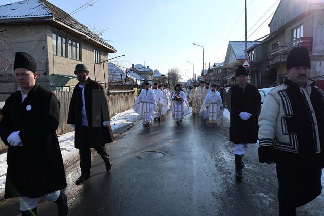 Procesiune religioasă a credincioşilor de stil vechi, la Fălticeni