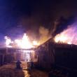 Incendiul violent a cuprins întreaga gospodărie din cartierul Mănăstioara al orașului Siret