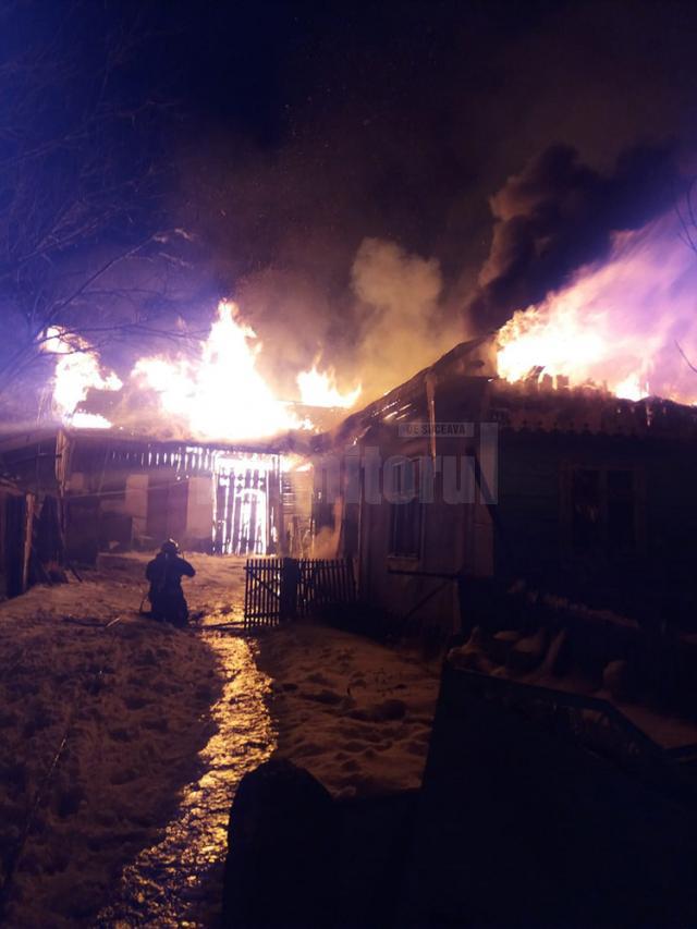 Incendiul violent a cuprins întreaga gospodărie din cartierul Mănăstioara al orașului Siret