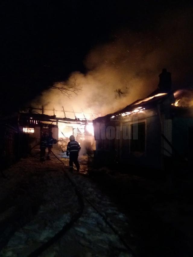 O femeie a murit într-un atac de panică, iar un bătrân a fost găsit fără suflare în casa cuprinsă de flăcări, în două incendii produse în timpul nopţii