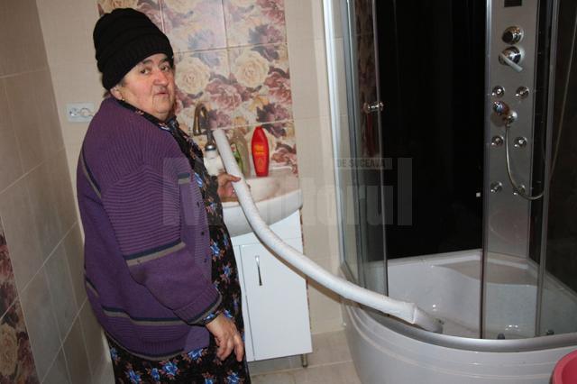 O femeie de 71 de ani locuieşte în frig şi cu şoareci morţi în casă