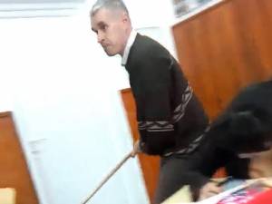 Profesorul de limba franceză a fost filmat fugărind un elev prin sala de clasă, cu un mop în mână