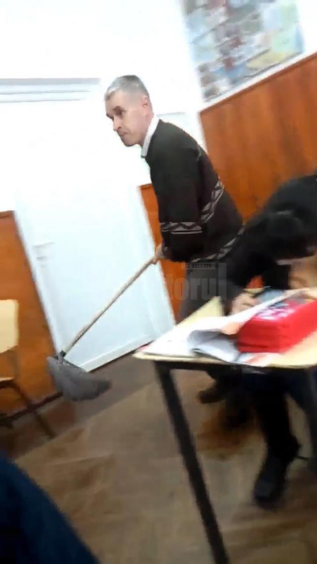 Profesorul de limba franceză a fost filmat fugărind un elev prin sala de clasă, cu un mop în mână