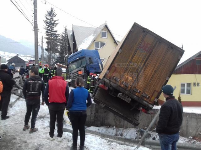 Un tir condus de un şofer băut a ajuns în curtea unei case