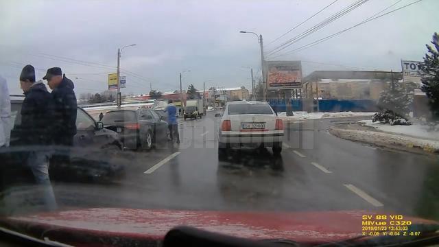 Patru autoturisme au fost implicate într-un accident în lanț, pe Calea Unirii din Suceava