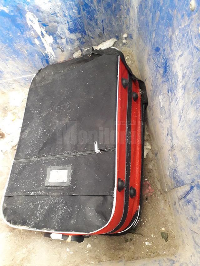 O valiză suspectă abandonată pe o stradă din Câmpulung Moldovenesc nu le-a stârnit nici un fel de suspiciune muncitorilor de la salubrizare