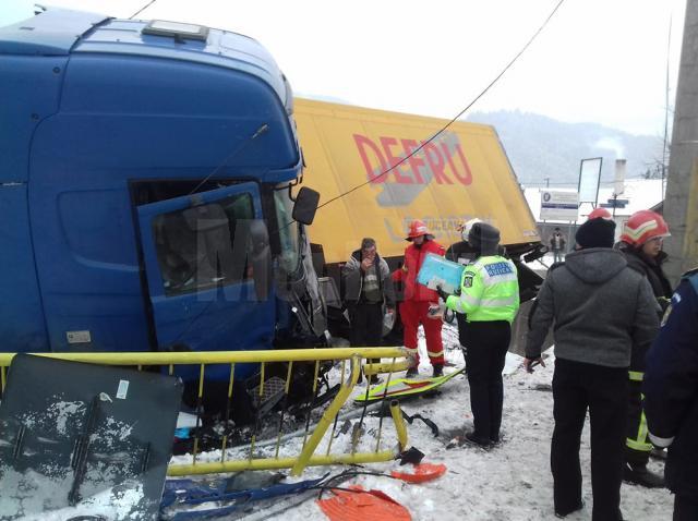 Două autovehicule au plonjat în curtea aceleiaşi case, în accidente produse la interval de un an