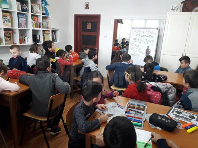 Copiii din Programul de Eradicare a Sărăciei prin Educație de la Baia și Bahna Arini au sărbătorit Unirea Principatelor Române