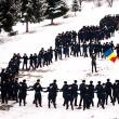 În curtea liceului, elevii s-au prins în hore și au fluturat steagul României
