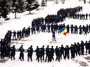 În curtea liceului, elevii s-au prins în hore și au fluturat steagul României