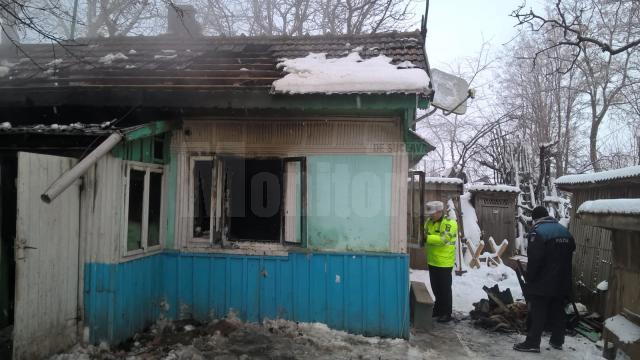 Casa a fost cuprinsa de flacari iar femeia nu a mai putut iesi din interior