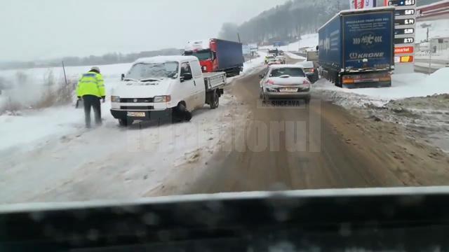 În urma impactului, autoutilitara a suferit avarii la puntea față