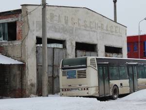 Fără spații de garare, autobuzele sunt ţinute iarna afară, fără a putea fi ferite de ger