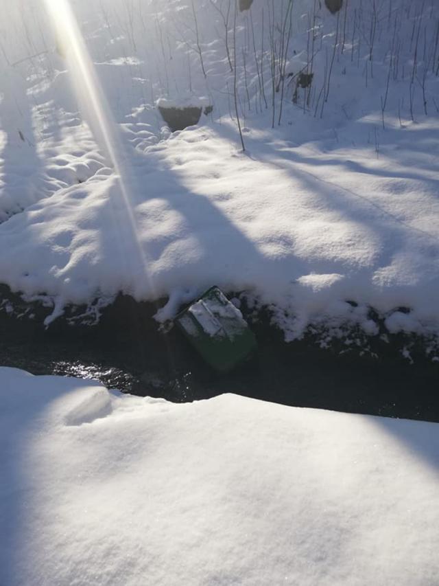 Coşurile de gunoi şi băncile din Parcul Şipote, distruse de vandali Foto: Lăcrămiaora Georgeta