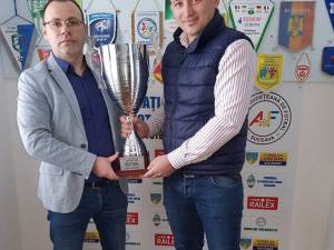 Ciprian Anton şi Bogdan Ionuţ Ailiesei prezintă trofeul care va fi decernat câştigătoarei turneului de futsal