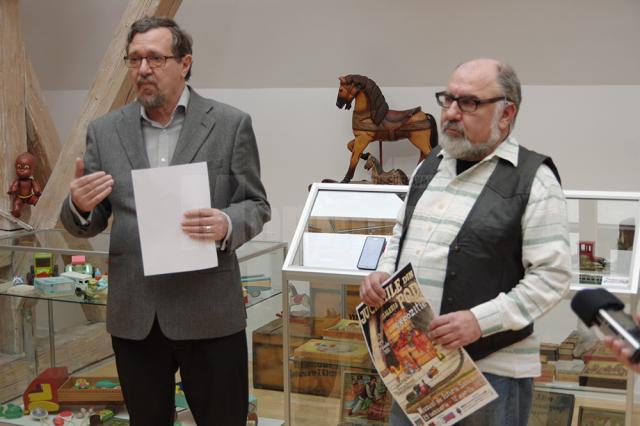 Ion Mareş, director adjunct al Muzeului Bucovinei, și Cristian Dumitru, preşedintele Asociaţiei Muzeul Jucăriilor