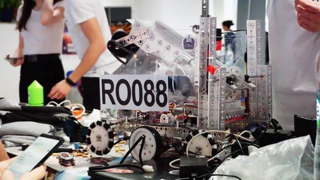 Elevii suceveni au intrat în arena celei mai mari competiţii de robotică pentru liceeni