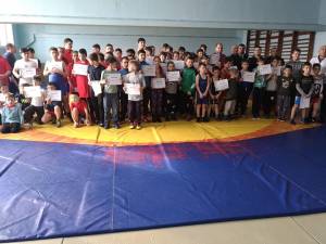 Aproximativ 100 de tineri sportivi din județ au intrat pe saltea la Cupa Unirii de la Suceava