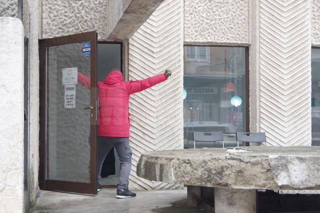 Imagine surprinsă ieri la intrarea în agenţia aflată în centrul Sucevei