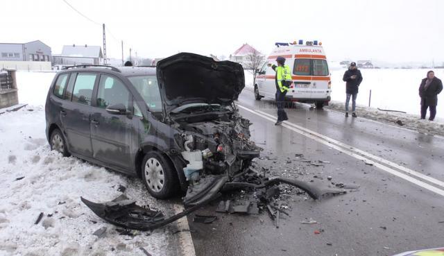 Autoturismul WV Touran a fost grav avariat în urma impactului