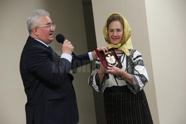 Primarul Ion Lungu i-a oferit Sofiei Vicoveanca „Titlul de Cetăţean al Centenarului”