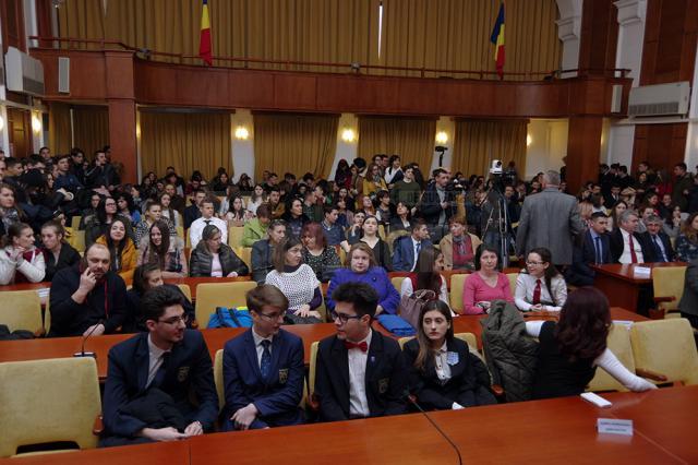Consiliul Judeţean Suceava a premiat, ieri, elevii olimpici din judeţ cu peste 23.000 de euro