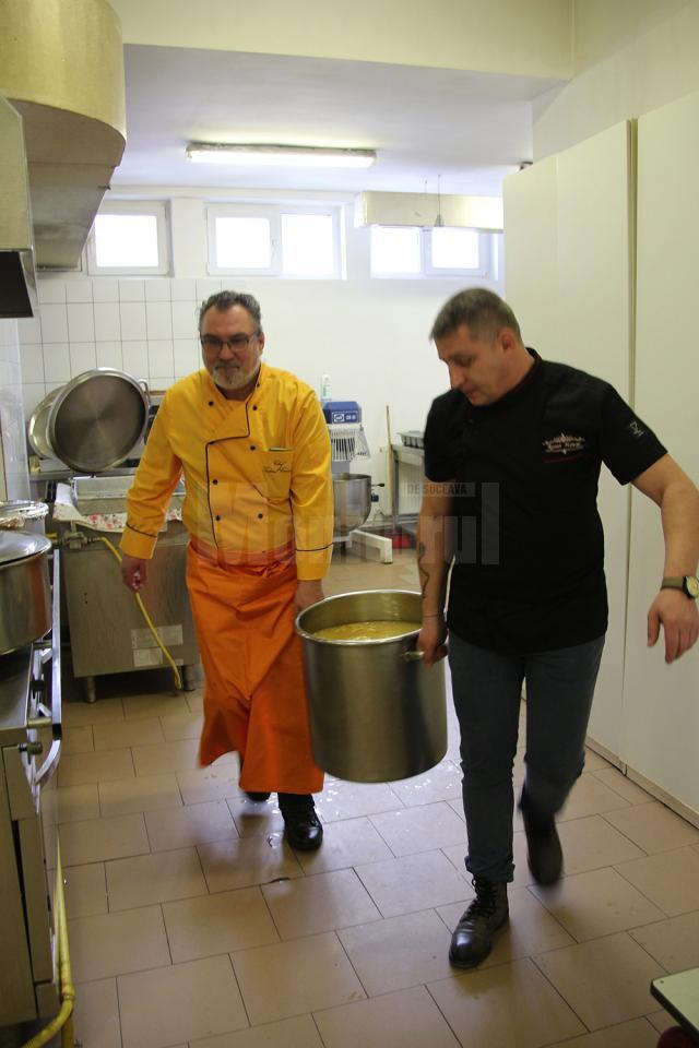Chef Tudorel Creangă și chef Ionuț Macovei la munca de jos