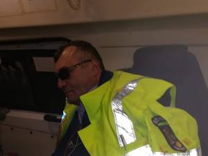 Şeful de post Vasile Grumăzescu, în ambulanţă, după agresiune