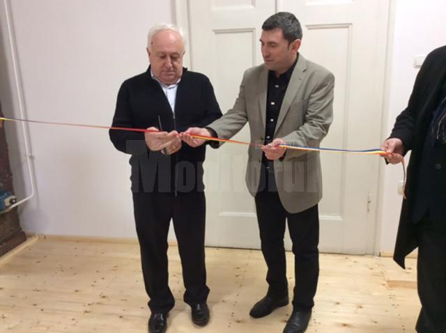 Primarul Nistor Tatar tăind panglica inaugurală a sălii de balet  de la Casa Municipală de Cultură