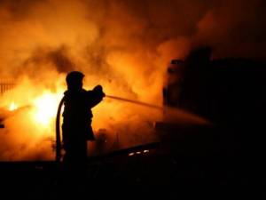 Un BMW a luat foc luni dimineaţă, în faţa unui bloc din municipiul Suceava
