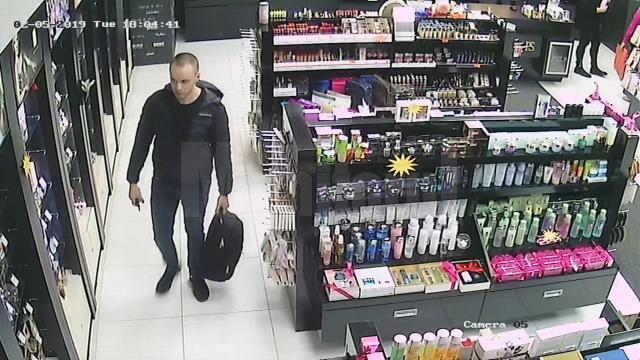 Tânăr căutat pentru furt de parfumuri dintr-un magazin din Suceava