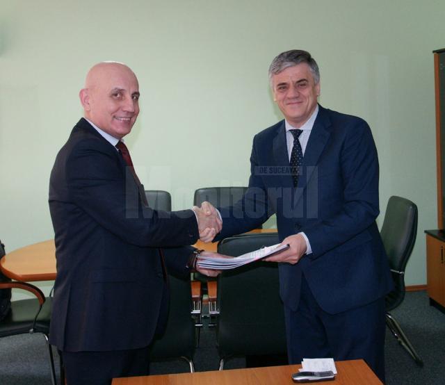 Primarul Ioan Pavăl la semnarea unuia dintre contractele care se vor derula în Dumbrăveni