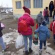 Copiii de la Casa de tip familial „Sf. Nicolae” Suceava au donat hăinuțe și jucării copiilor săraci din Baia și Bahna Arini
