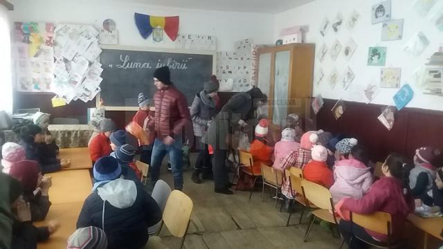 Copiii de la Casa de tip familial „Sf. Nicolae” Suceava au donat hăinuțe și jucării copiilor săraci din Baia și Bahna Arini