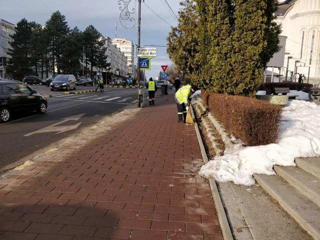 Campanie de curățenie pe străzile Sucevei, în plină iarnă