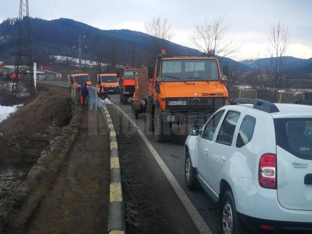 A început montarea parapetului metalic la podul de la Sucevița, pe DN 17A