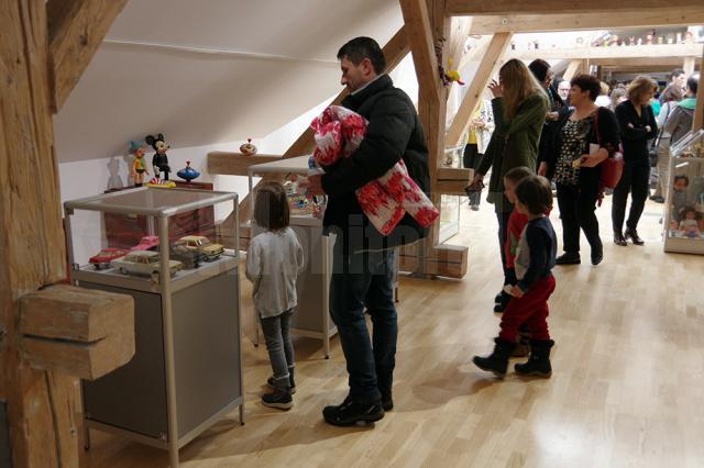 Lacrimi şi scandal la expoziţia „Jucăriile din Pod”, de la Muzeul de Istorie din Suceava
