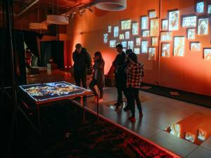 „Muzeul Memoriei”, o expoziție interactivă inedită, care îi conectează pe vizitatori cu trecutul