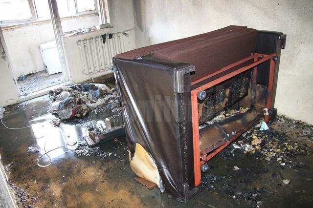 Interiorul garsonierei a fost transformat în scrum, focul fiind pus intenţionat