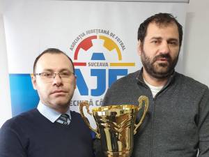 Ciprian Anton şi Gabriel Clim prezintă trofeul care va fi acordat câştigătoarei Campionatului Under 11