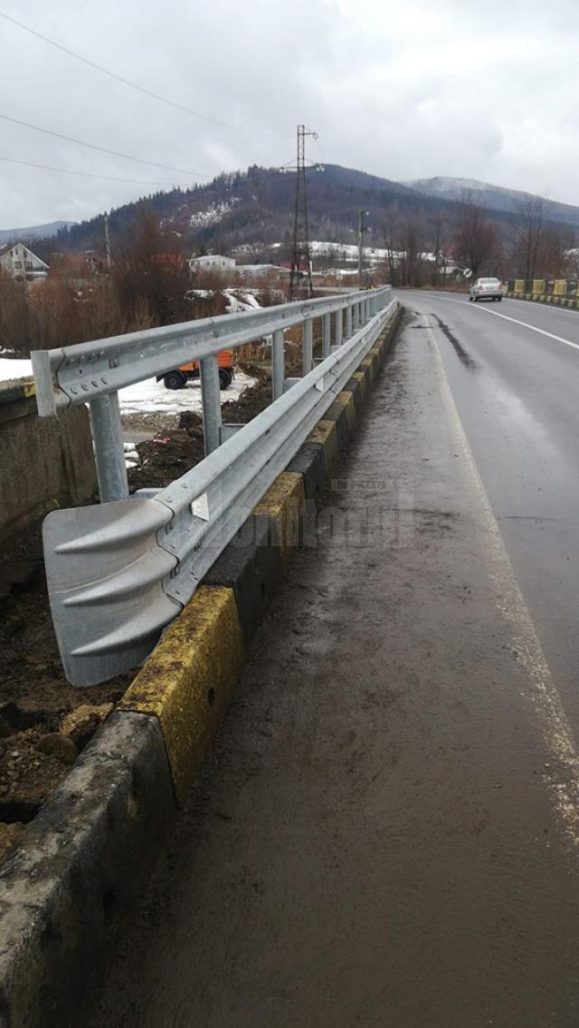 Un parapet dublu a fost montat în această săptămână de lucrătorii de la Secţia de Drumuri Naţionale Suceava, pe partea de pod care rămăsese fără protecţie