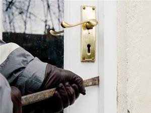 Casele a încă doi afacerişti din Suceava au fost sparte de hoţii care au speriat oraşul. Foto: adevarul.ro