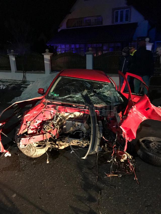 Maşina distrusă aproape în totalitate, după accidentul de la Vicovu de Jos