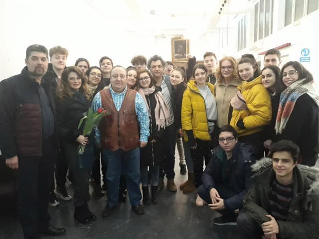 Membri ai Trupei de teatru “Birlic”, la București