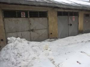 Cușnir arată că multe garaje din Obcini nu sunt folosite cu lunile