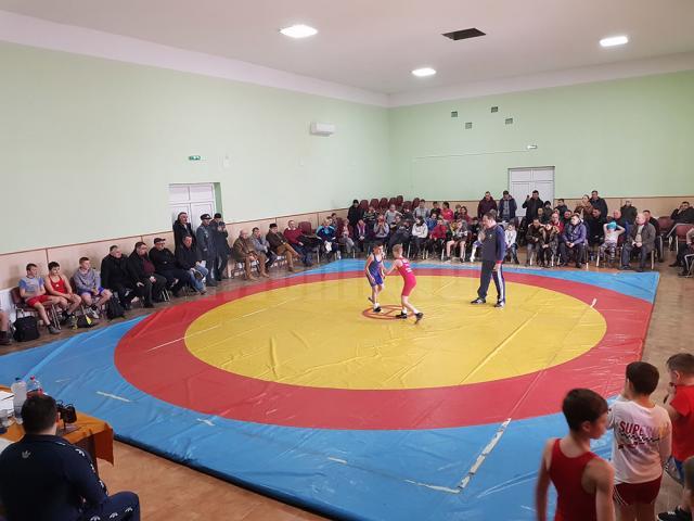 Micii luptători din judeţul Suceava se vor întâlni pe saltea la Cupa Constantin Tăpârjan