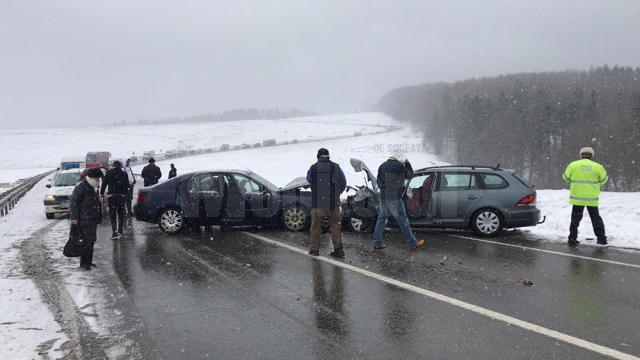 În urma impactului dintre cele două autoturisme  o persoană a rămas încarcerata, iar toate șase au ajuns la spital